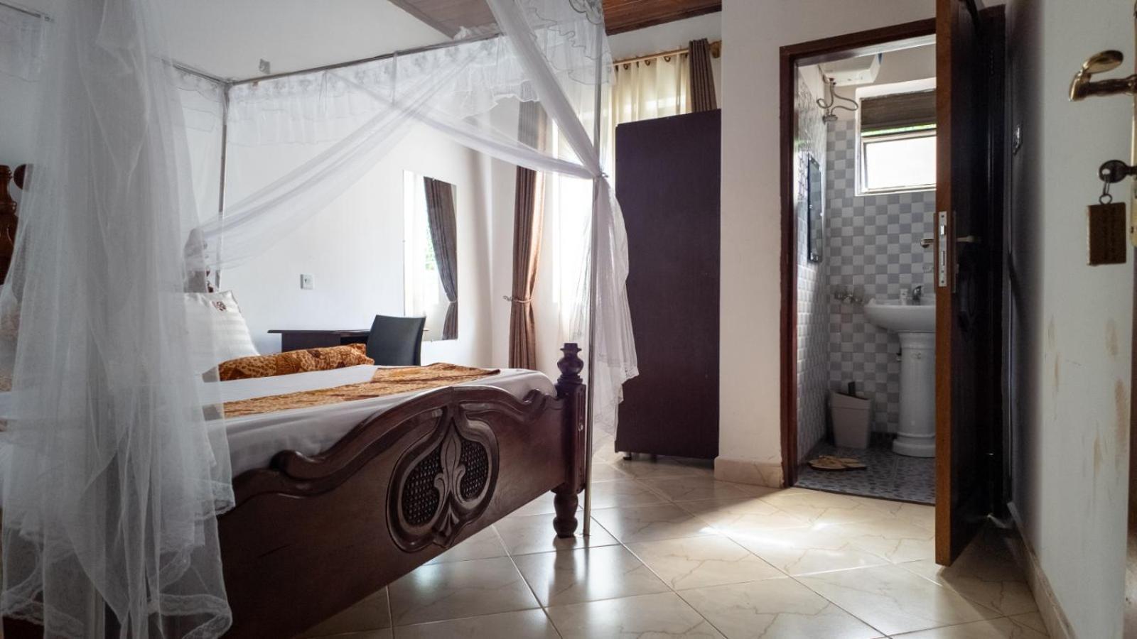 Riverside Resort Hotel Kabale Eksteriør billede